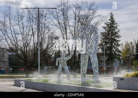 RICHMOND, KANADA - 31. MÄRZ 2020: Skulptur gemeinsam von David Jacob Harder vor dem neuen Minoru Center for Active Living installiert. Stockfoto