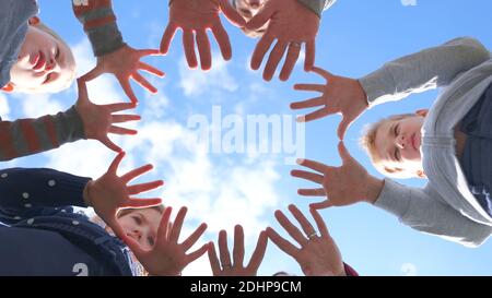 Eine freundliche Großfamilie macht aus den Handflächen einen Kreis. Stockfoto