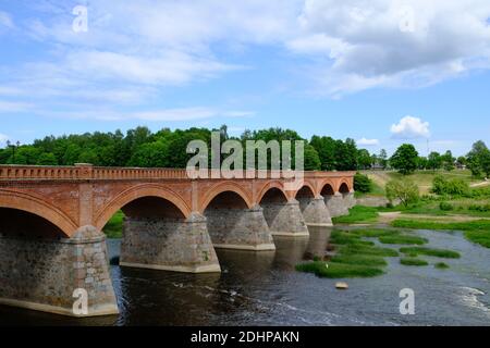 Ziegelbrücke Über Den Fluss - Kuldiga, Lettland Stockfoto