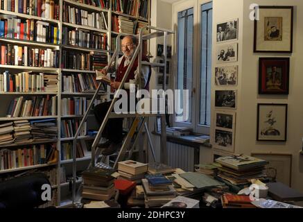 File photo : Italienischer Schriftsteller Umberto Eco zu Hause in Mailand, Italien am 6. März 2014. Eco, am bekanntesten für seinen Roman der Name der Rose, ist im Alter von 84 Jahren gestorben. Seine Familie sagt, dass er am späten Freitag in seiner Wohnung gestorben ist. The Name of the Rose wurde 1989 in einem Film mit dem schottischen Schauspieler Sean Connery gedreht. Eco, der auch den Roman Foucaults Pendulum schrieb, veröffentlichte weiterhin neue Werke, und Year Zero erschien letztes Jahr. Foto von Eric Vandeville/ABACAPRESS.COM Stockfoto