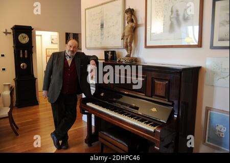 File photo : Italienischer Schriftsteller Umberto Eco zu Hause in Mailand, Italien am 6. März 2014. Eco, am bekanntesten für seinen Roman der Name der Rose, ist im Alter von 84 Jahren gestorben. Seine Familie sagt, dass er am späten Freitag in seiner Wohnung gestorben ist. The Name of the Rose wurde 1989 in einem Film mit dem schottischen Schauspieler Sean Connery gedreht. Eco, der auch den Roman Foucaults Pendulum schrieb, veröffentlichte weiterhin neue Werke, und Year Zero erschien letztes Jahr. Foto von Eric Vandeville/ABACAPRESS.COM Stockfoto