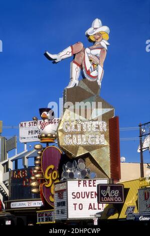 Vintage Cowgirl Schild für Glitter Gullch auf der Fremont Street in der Innenstadt von Las Vegas, Nevada, bevor die Straße bedeckt war. Stockfoto