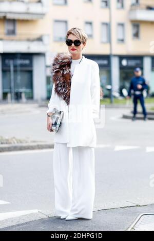 Street Style, Ankunft bei Gucci Herbst-Winter 2016-2017 Show in der Via Valtellina, in Mailand, Italien, am 24. Februar 2016. Foto von Marie-Paola Bertrand-Hillion/ABACAPRESS.COM Stockfoto