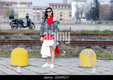 Street Style, Ankunft bei Gucci Herbst-Winter 2016-2017 Show in der Via Valtellina, in Mailand, Italien, am 24. Februar 2016. Foto von Marie-Paola Bertrand-Hillion/ABACAPRESS.COM Stockfoto