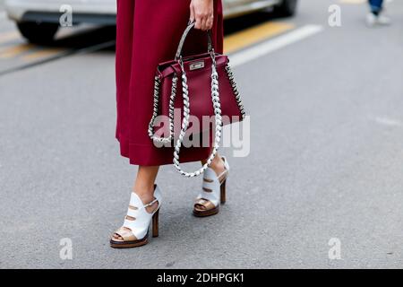 Street style, Thassia naves Ankunft in Fendi Herbst-Winter 2016-2017 Show in der Via Solari, in Mailand, Italien, am 25. Februar 2016 statt. Foto von Marie-Paola Bertrand-Hillion/ABACAPRESS.COM Stockfoto