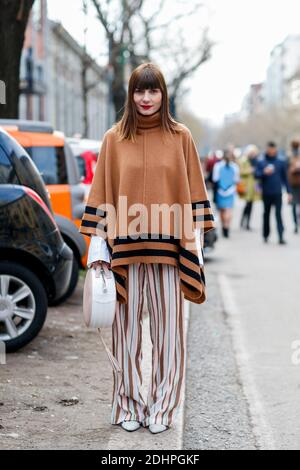 Street style, Daniela Zuccotti Ankunft in Fendi Herbst-Winter 2016-2017 Show in der Via Solari, in Mailand, Italien, am 25. Februar 2016 statt. Foto von Marie-Paola Bertrand-Hillion/ABACAPRESS.COM Stockfoto