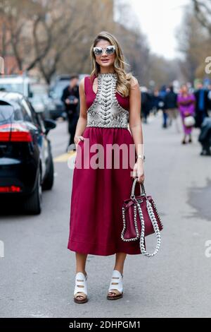 Street style, Thassia naves Ankunft in Fendi Herbst-Winter 2016-2017 Show in der Via Solari, in Mailand, Italien, am 25. Februar 2016 statt. Foto von Marie-Paola Bertrand-Hillion/ABACAPRESS.COM Stockfoto