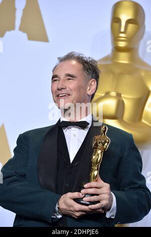 Schauspieler Mark Rylance, Gewinner des Preises für den besten Schauspieler in einer Nebenrolle für "Bridge of Spies", posiert im Presseraum während der 88. Annual Academy Awards im Loews Hollywood Hotel in Los Angeles, CA, USA am 28. Februar 2016. Foto von Lionel Hahn/ABACAPRESS.COM Stockfoto