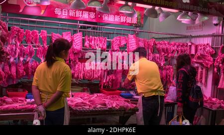 Verkauf von rotem Fleisch auf Wanchai Road, Hong Kong. Stockfoto