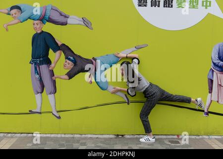 Mädchen als Teil der Street Art in Hongkong, China. Stockfoto