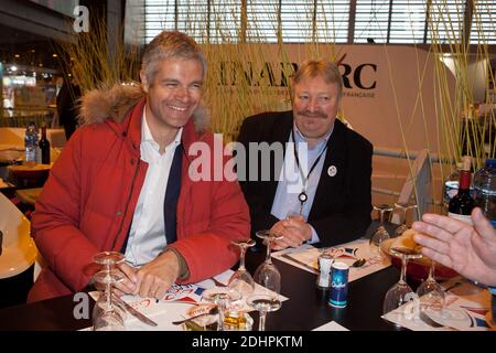 Les Republicains (LR) Laurent Wauquiez, Regionalratspräsident der Auvergne-Rhone-Alpes, trifft sich mit den Landwirten, während er am 29. Februar 2016 auf der 53. Internationalen Landwirtschaftsausstellung in Paris an der Porte de Versailles in Paris, Frankreich, unterwegs ist. Foto von Audrey Poree/ABACAPRESS.COM Stockfoto