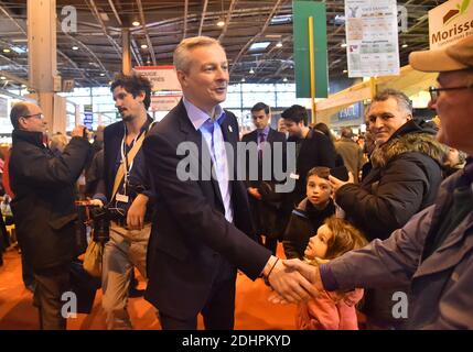 Les Republicains (LR), rechter Parteivertreter von Eure und ehemaliger Landwirtschaftsminister Bruno Le Maire, trifft sich mit Besuchern und Landwirten, während er am 29. Februar 2016 auf der 53. Internationalen Landwirtschaftsausstellung in Paris an der Porte de Versailles in Paris, Frankreich, unterwegs ist. Foto von Christian Liewig/ABACAPRESS.COM Stockfoto