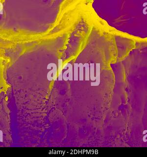 Heller Hintergrund mit Alkoholtinte. Alkohol Tinte abstrakter Hintergrund. Tintenfarben sind erstaunlich hell, leuchtend, durchscheinend, frei fließend. Flüssige Kunsttextur Stockfoto