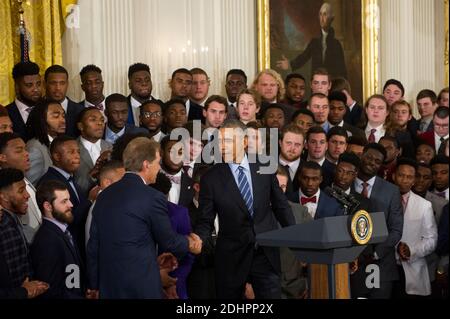 US-Präsident Barack Obama (rechts) schüttelt sich die Hände mit Alabama-Cheftrainer Nick Saban (links), als er den 2015- 2016 College Football Playoff National Champion Alabama Crimson Tide und ihre Meisterleistung ehrt, im East Room im Weißen Haus in Washington, DC, USA, Mittwoch, 2. März 2016. Foto von Rod Lampey/Pool/ABACAPRESS.COM Stockfoto