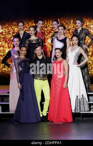 Christophe Guillarme und Priscilla Betti gehen während der Christophe Guillarme Show im Rahmen der Paris Herbst/Winter 2016/2017 Fashion Week am 2. März 2016 in Paris, Frankreich, auf die Piste. Foto von Jerome Domine/ABACAPRESS.COM Stockfoto