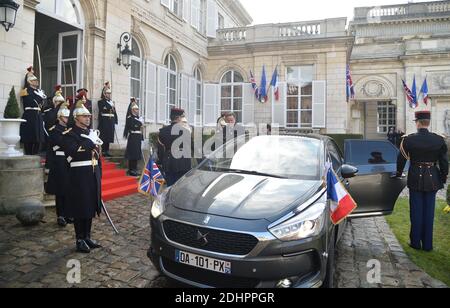 Der französische Präsident Francois Hollande und der britische Premierminister David Cameron treffen am 3. März 2016 zum 34. Französisch-britischen Gipfel in der Präfektur Somme in Amiens, Nordfrankreich, ein. Das Treffen wird sich auf die Situation in Calais konzentrieren, wo Tausende von Migranten hoffen, dem Vereinigten Königreich beizutreten. Es findet auch im Rahmen der Kampagne am 23. Juni Referendum darüber, ob nach Großbritannien in der Europäischen Union oder nicht. Foto von Christian Liewig/ABACAPRESS.COM Stockfoto