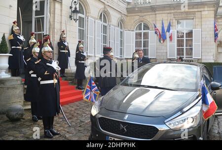 Der französische Präsident Francois Hollande und der britische Premierminister David Cameron treffen am 3. März 2016 zum 34. Französisch-britischen Gipfel in der Präfektur Somme in Amiens, Nordfrankreich, ein. Das Treffen wird sich auf die Situation in Calais konzentrieren, wo Tausende von Migranten hoffen, dem Vereinigten Königreich beizutreten. Es findet auch im Rahmen der Kampagne am 23. Juni Referendum darüber, ob nach Großbritannien in der Europäischen Union oder nicht. Foto von Christian Liewig/ABACAPRESS.COM Stockfoto