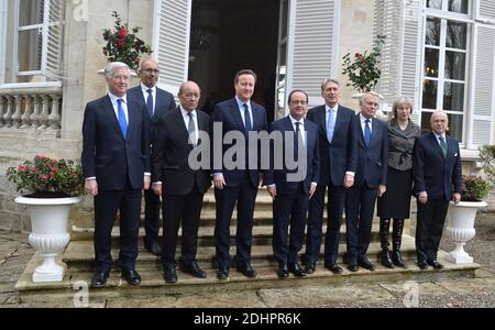 (L-R) britischer Verteidigungsminister Michael Fallon, französischer Staatssekretär für europäische Angelegenheiten Harlem Desir, französischer Verteidigungsminister Jean-Yves Le Drian, britischer Premierminister David Cameron, französischer Präsident Francois Hollande, britischer Außenminister Philip Hammond, französischer Minister für auswärtige Angelegenheiten und internationale Entwicklung Jean-Marc Ayrault, Die britische Innenministerin Theresa May und der französische Innenminister Bernard Cazeneuve posieren für ein Familienfoto in den Gärten der Präfektur Somme nach dem 34. Französisch-britischen Gipfel, der von Präsident Hollande in Amiens im Norden veranstaltet wurde Stockfoto