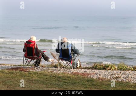 Besuch am Strand im Winter Stockfoto