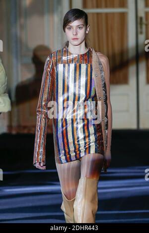 Ein Model läuft während der Show der Acne Studios im Rahmen der Paris Fashion Week Herbst/Winter 2016/17 am 5. März 2016 in Paris, Frankreich, auf der Piste. Foto von Alain Gil Gonzalez/ABACAPRESS.COM Stockfoto