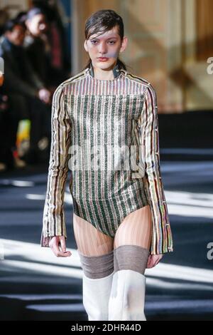 Ein Model läuft während der Show der Acne Studios im Rahmen der Paris Fashion Week Herbst/Winter 2016/17 am 5. März 2016 in Paris, Frankreich, auf der Piste. Foto von Alain Gil Gonzalez/ABACAPRESS.COM Stockfoto