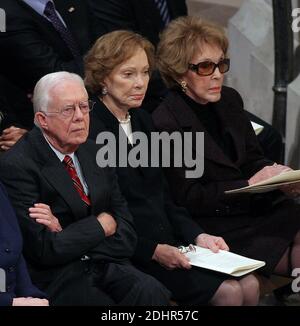 File photo : der ehemalige Präsident der Vereinigten Staaten Jimmy Carter, die ehemalige First Lady Roslyn Carter und die ehemalige First Lady Nancy Reagan verfolgen am Dienstag, den 2. Januar 2007 in der Washington National Cathedral, in Washington, D.C., den Prozess des State Funeral für den ehemaligen Präsidenten der Vereinigten Staaten Gerald R. Ford. Ron Sachs / CNP/ABACAPRESS.COM [HINWEIS: Keine New York Metro oder andere Zeitungen in einem Umkreis von 75 Meilen von New York City] Stockfoto