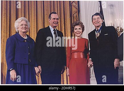 Datei Foto : Präsident der Vereinigten Staaten George H.W. Bush überreicht die Medaille der Freiheit an den ehemaligen US-Präsidenten Ronald Reagan bei einer Zeremonie im East Room des Weißen Hauses am 13. Januar 1993. Von links nach rechts: First Lady Barbara Bush; US-Präsident George H.W. Bush; ehemalige First Lady Nancy Reagan; ehemaliger US-Präsident Ronald Reagan.Kredit: Weißes Haus über CNP/ABACAPRESS.COM Stockfoto