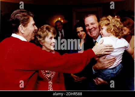 File photo : US-Präsident Ronald Reagan und First Lady Nancy Reagan treffen Mary Bonner Baker, Tochter des Weißen Hauses Stabschef James A. Baker, III im Weißen Haus in Washington, D.C. am Samstag, 11. April 1981Mandatory Credit: Bill Fitz-Patrick - White House via CNP/ABACAPRESS.COM Stockfoto