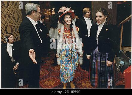 Datei Foto : First Lady Nancy Reagan in ihrer "Second-Hand-Kleidung" Verkleidung für den Gridiron Club in Washington, DC am 27. März 1982.Quelle: White House via CNP/ABACAPRESS.COM Stockfoto