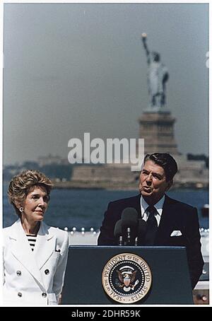 Datei Foto : US-Präsident Ronald Reagan hält eine Rede zum 100. Jahrestag der Freiheitsstatue, Governor's Island, New York am 4. Juli 1986. Links ist First Lady Nancy Reagan.Quelle: White House via CNP/ABACAPRESS.COM Stockfoto