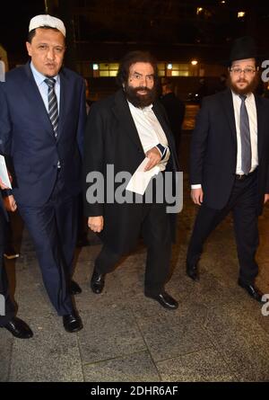 Imam der Drancy-Moschee Hassen Chalghoumi und Marek Halter treffen am 7. März 2016 beim jährlichen Abendessen des Vertretungsrates der französischen Jüdischen Vereinigungen (CRIF) in Paris ein. Foto von Christian Liewig/ABACAPRESS.COM Stockfoto