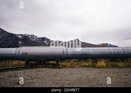 Draufsicht auf die Trans-Alaska-Ölpipeline, wobei die Muster im Metall hervorgehoben werden. Stockfoto