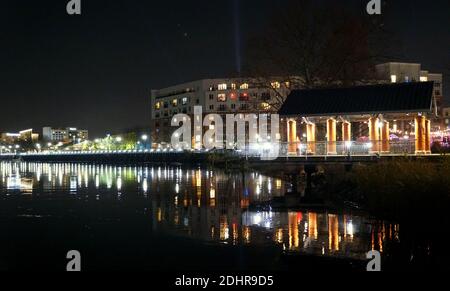 Wilmington, Delaware, U.S.A - 11. Dezember 2020 -die Wohngebäude und die Reflexionen über den Christina River bei Nacht Stockfoto