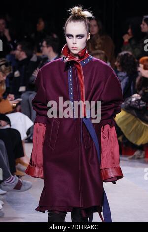 Ein Model läuft während der Sacai Show im Rahmen der Paris Fashion Week Herbst/Winter 2016/17 am 7. März 2016 in Paris, Frankreich, auf der Piste. Foto von Alain Gil Gonzalez/ABACAPRESS.COM Stockfoto