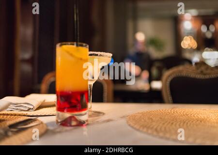 Getränke werden an der Bar des Boutique-Hotels serviert. Stockfoto