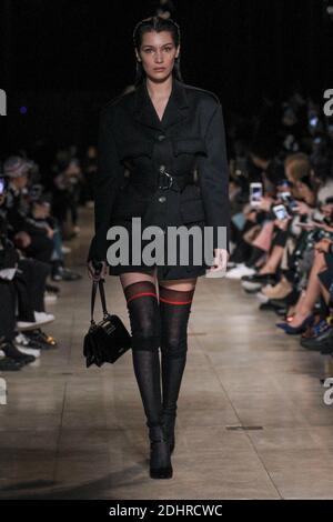 Ein Model läuft während der Miu Miu Show im Rahmen der Paris Fashion Week Herbst/Winter 2016/17 am 9. März 2016 in Paris, Frankreich, auf der Piste. Foto von Alain Gil Gonzalez/ABACAPRESS.COM Stockfoto