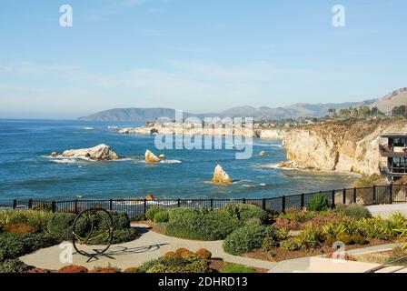 Blick auf die Küste vom Clifftop Hotel in Pismo Beach in San Luis Obispo County, Kalifornien, berühmt für seine Pismo Clams, Strände und Sanddünen. Stockfoto