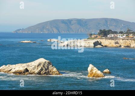 Blick auf die Küste vom Clifftop Hotel in Pismo Beach in San Luis Obispo County, Kalifornien, berühmt für seine Pismo Clams, Strände und Sanddünen. Stockfoto