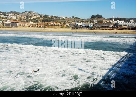 Blick auf die Stadt vom Pier des Pismo Beach in San Luis Obispo County, Kalifornien, berühmt für seine Pismo Clams, Strände und Sanddünen. Stockfoto