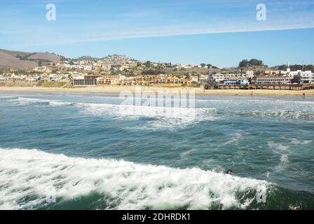 Blick auf die Stadt vom Pier des Pismo Beach in San Luis Obispo County, Kalifornien, berühmt für seine Pismo Clams, Strände und Sanddünen. Stockfoto