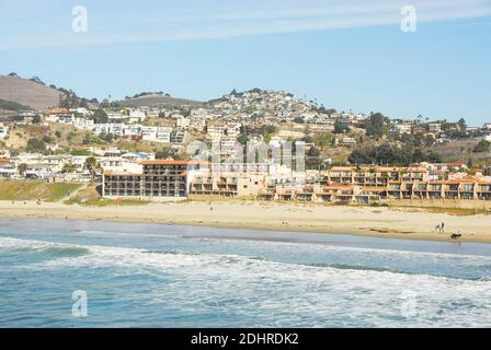 Blick auf die Stadt vom Pier des Pismo Beach in San Luis Obispo County, Kalifornien, berühmt für seine Pismo Clams, Strände und Sanddünen. Stockfoto