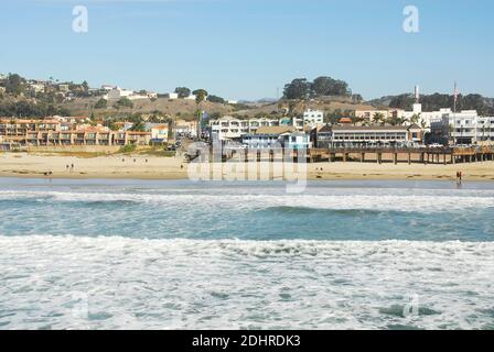 Blick auf die Stadt vom Pier des Pismo Beach in San Luis Obispo County, Kalifornien, berühmt für seine Pismo Clams, Strände und Sanddünen. Stockfoto