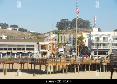 Blick auf die Stadt vom Pier des Pismo Beach in San Luis Obispo County, Kalifornien, berühmt für seine Pismo Clams, Strände und Sanddünen. Stockfoto