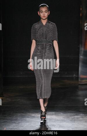 Ein Model läuft auf der Piste während der Iris Van Herpen Show im Rahmen der Paris Fashion Week Herbst/Winter 2016/17 am 7. März 2016 in Paris, Frankreich. Foto von Alain Gil Gonzalez/ABACAPRESS.COM Stockfoto