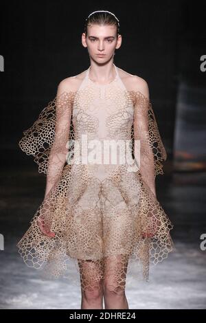 Ein Model läuft auf der Piste während der Iris Van Herpen Show im Rahmen der Paris Fashion Week Herbst/Winter 2016/17 am 7. März 2016 in Paris, Frankreich. Foto von Alain Gil Gonzalez/ABACAPRESS.COM Stockfoto