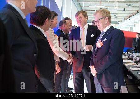 König Willem-Alexander und Königin Maxima der Niederlande besuchen Les Docks, Cite de la Mode et du Design (Stadt der Mode und des Designs), am 11. März 2016 in Paris, Frankreich. Das niederländische Königspaar ist auf einem zweitägigen Staatsbesuch in Frankreich. Foto von Niviere-Villard/Pool/ABACAPRESS.COM Stockfoto