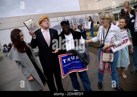 Anhänger des republikanischen Präsidentschaftskandidaten Donald Trump nehmen am 21. Februar 2016 an einer Wahlkampfveranstaltung im Georgia World Congress Center in Atlanta Teil. Foto von Olivier Douliery/ABACAPRESS.COM Stockfoto