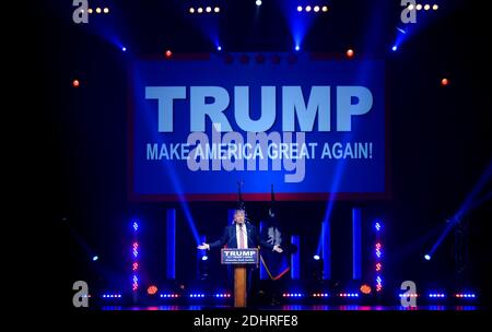 Der republikanische Präsidentschaftskandidat Donald Trump spricht während einer Wahlkampfveranstaltung im TD Convention Center am 15. Februar 2016 in Greenville, South Carolina. Foto von Olivier Douliery/ABACAPRESS.COM Stockfoto