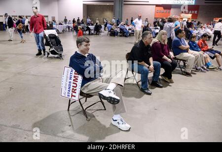Anhänger des republikanischen Präsidentschaftskandidaten Donald Trump nehmen am 21. Februar 2016 an einer Wahlkampfveranstaltung im Georgia World Congress Center in Atlanta Teil. Foto von Olivier Douliery/ABACAPRESS.COM Stockfoto