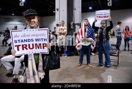 Anhänger des republikanischen Präsidentschaftskandidaten Donald Trump nehmen am 21. Februar 2016 an einer Wahlkampfveranstaltung im Georgia World Congress Center in Atlanta Teil. Foto von Olivier Douliery/ABACAPRESS.COM Stockfoto